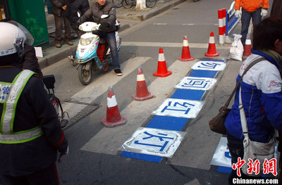 江蘇南通斑馬線上噴涂人性化交通標識-中新網